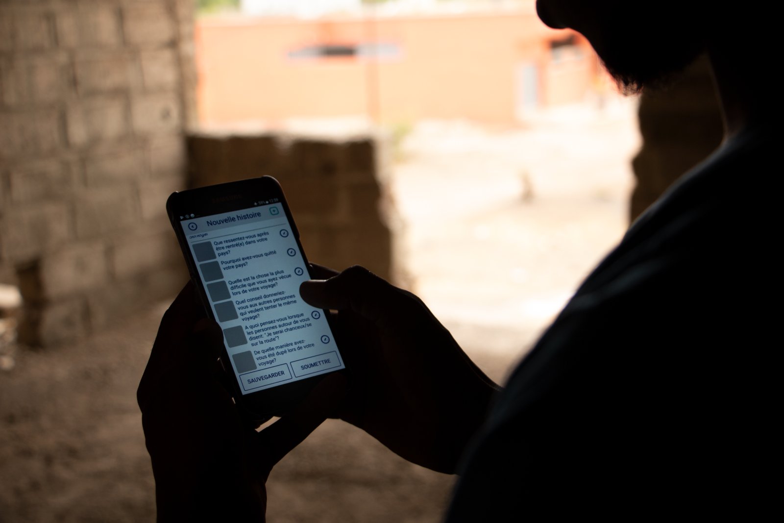 A migrant shares his story through an IOM app